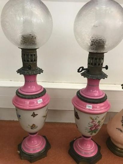 Deux paires de lampes à pétrole