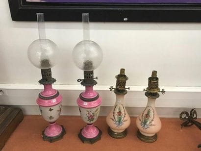 Deux paires de lampes à pétrole