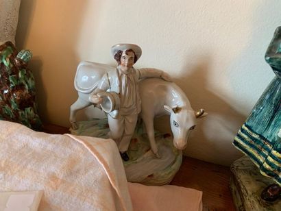 Ensemble de 3 groupes en porcelaine: marchande...