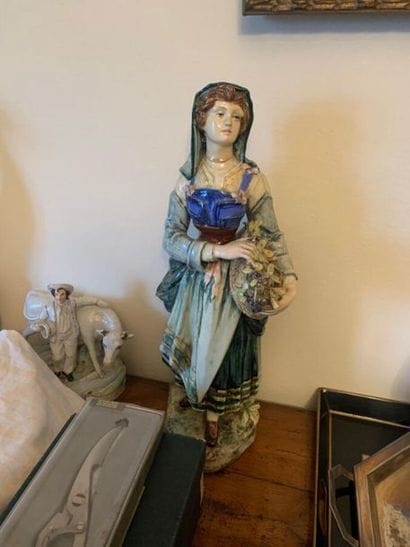 Ensemble de 3 groupes en porcelaine: marchande...
