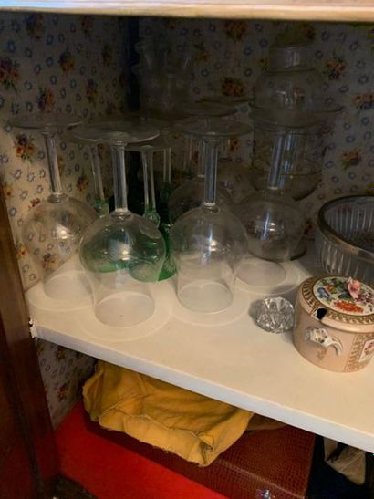 Lot de verrerie : carafes, cendriers, verres...