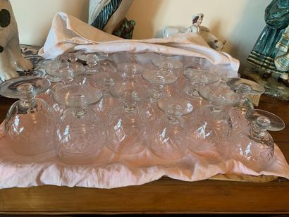 Lot de verrerie : carafes, cendriers, verres...