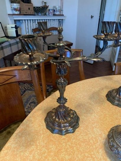 Paire de candélabres en métal argenté à trois...
