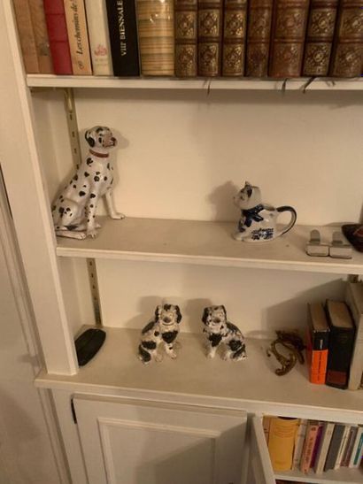 Lot de bibelots en porcelaine Staffordshire
ON...