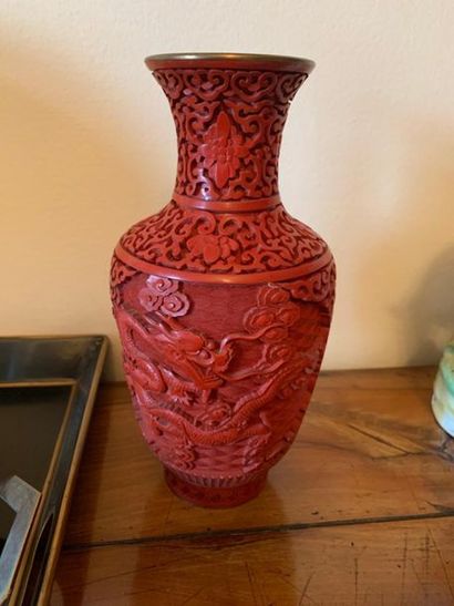 Un vase en laque rouge incisé et coupe à...