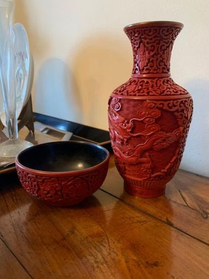 Un vase en laque rouge incisé et coupe à...