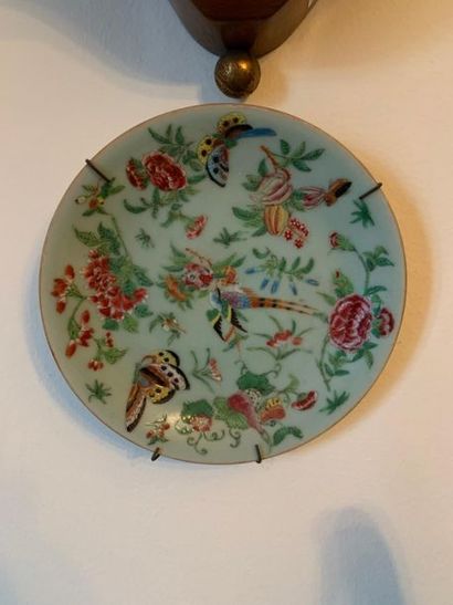 Chine deux assiettes en porcelaine famille...
