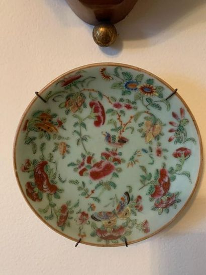 Chine deux assiettes en porcelaine famille...