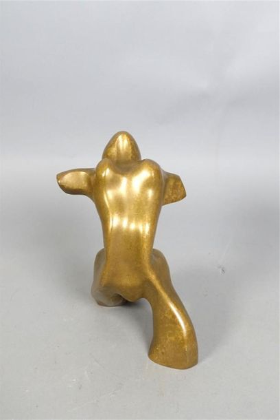 Sculpture de femme en bronze à patine dorée,...