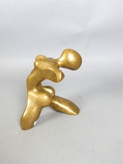 Sculpture de femme en bronze à patine dorée,...