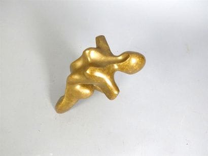 Sculpture de femme en bronze à patine dorée,...