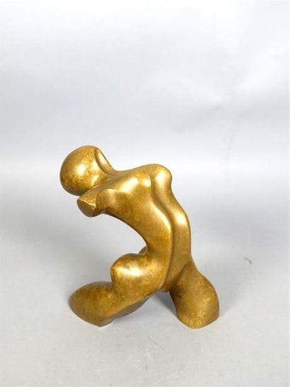 Sculpture de femme en bronze à patine dorée,...