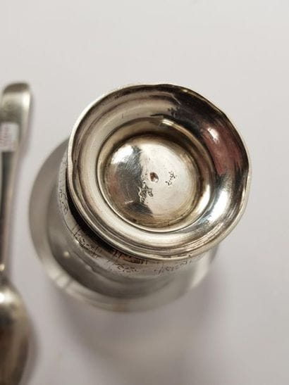 Une timbale sur piédouche en argent, à décor...