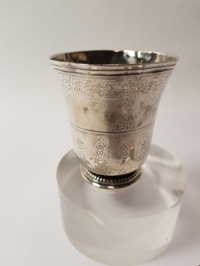 Une timbale sur piédouche en argent, à décor...
