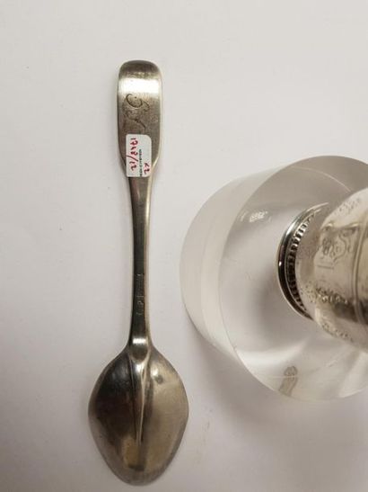 Une timbale sur piédouche en argent, à décor...