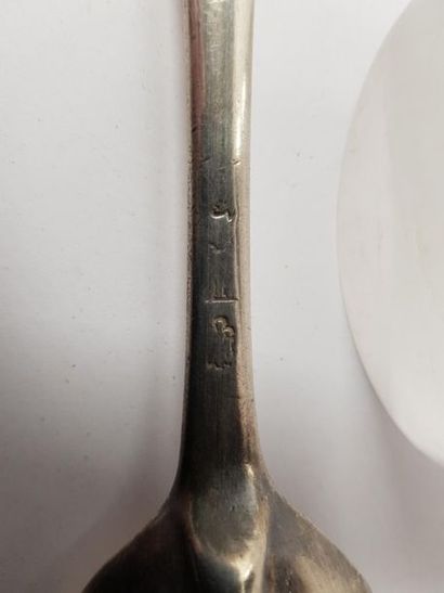 Une timbale sur piédouche en argent, à décor...