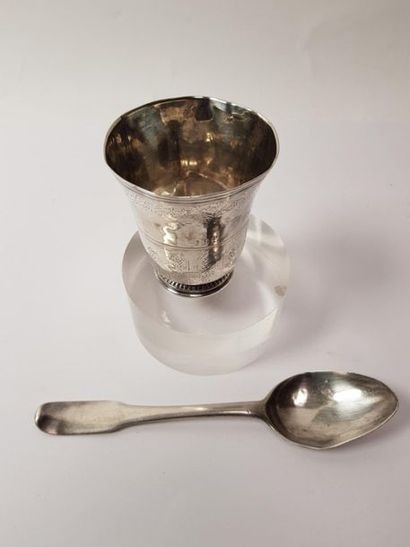 Une timbale sur piédouche en argent, à décor...