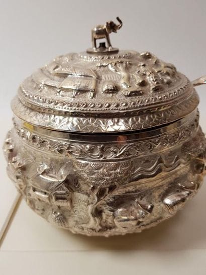 Pot couvert en métal argenté, à riche décor...