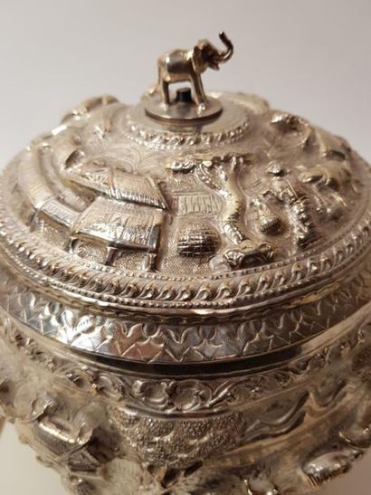 Pot couvert en métal argenté, à riche décor...