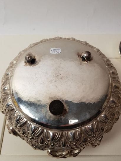 Pot couvert en métal argenté, à riche décor...