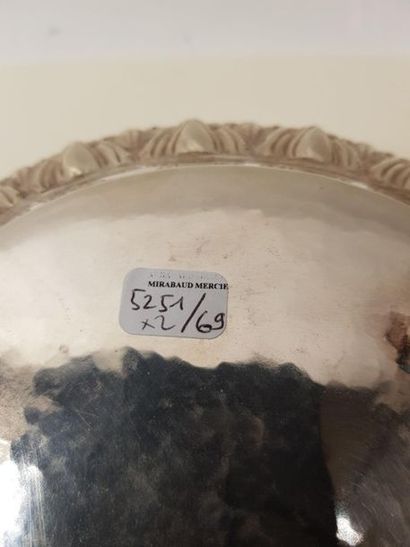 Pot couvert en métal argenté, à riche décor...