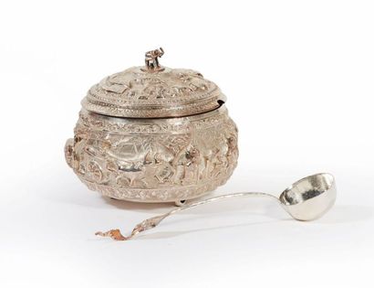 Pot couvert en métal argenté, à riche décor...