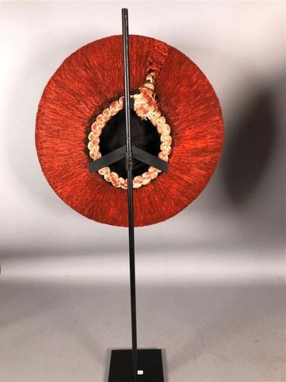 Grand chapeau zulu en cheveux teints en rouge,...