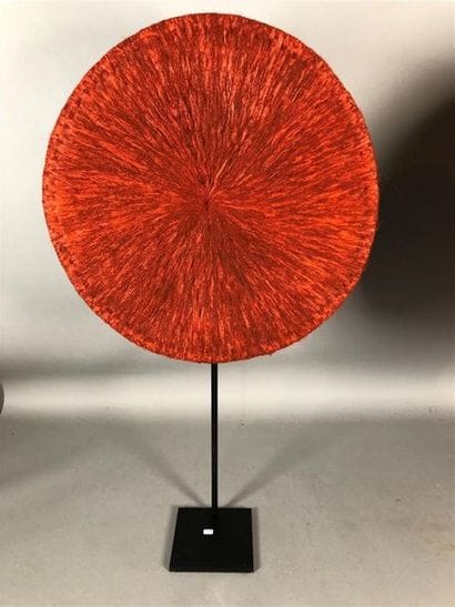 Grand chapeau zulu en cheveux teints en rouge,...