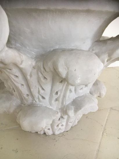 Un chapiteau en marbre dans le gout de l'antique.
Haut. :...