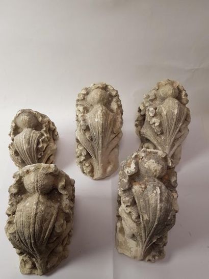 Suite de quatre crochets feuillagés en pierre...