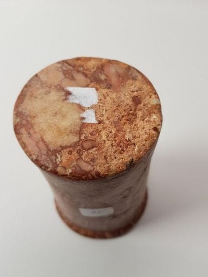 Vase cornet en marbre brèche, lèvre ourlée
Egypte,...