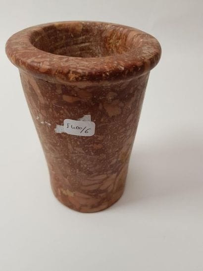 Vase cornet en marbre brèche, lèvre ourlée
Egypte,...