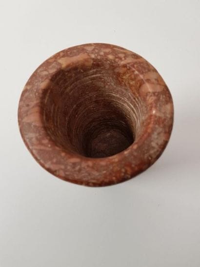 Vase cornet en marbre brèche, lèvre ourlée
Egypte,...