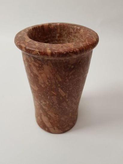 Vase cornet en marbre brèche, lèvre ourlée
Egypte,...