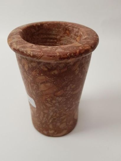 Vase cornet en marbre brèche, lèvre ourlée
Egypte,...