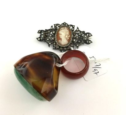 Une broche en métal ajouré pavée de pettites...