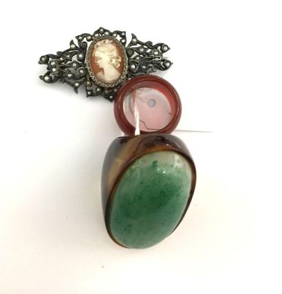 Une broche en métal ajouré pavée de pettites...