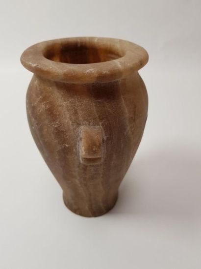 Vase amphorisique en albâtre, à anses
Egypte,...