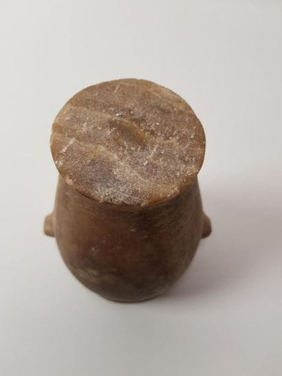 Vase amphorisique en albâtre, à anses
Egypte,...