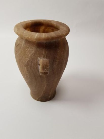 Vase amphorisique en albâtre, à anses
Egypte,...