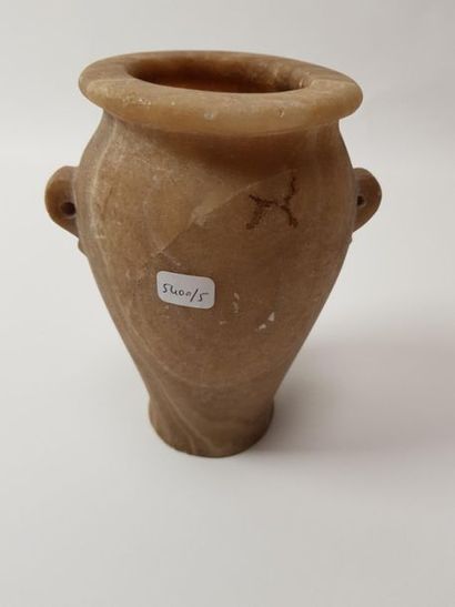 Vase amphorisique en albâtre, à anses
Egypte,...