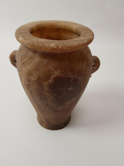 Vase amphorisique en albâtre, à anses
Egypte,...