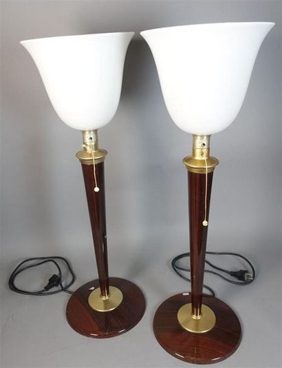 Paire de lampes, le pied en bois, le haut...