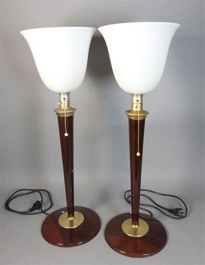 Paire de lampes, le pied en bois, le haut...