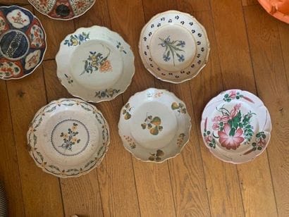 Ensemble de 5 assiettes en faïence européenne,...