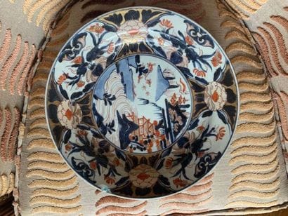 Quatre assiettes ou petits plats en porcelaine...