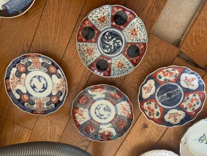 Quatre assiettes ou petits plats en porcelaine...