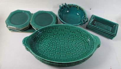 Lot de quatre plat ovales : Diam. : 41
On...