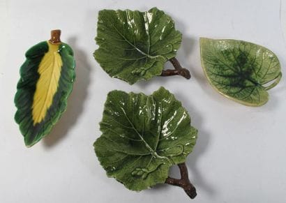 Trois plateaux et un plat creux.
On y joint:
-...