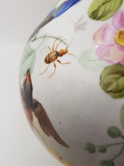PARIS 
Paire de grandes verseuses en porcelaine...